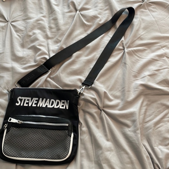Steve Madden Black Crossbody Bag - Picture 1 of 8